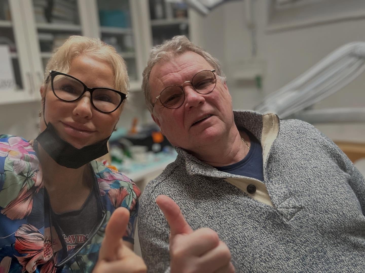 Nöjd patient tillsammans med tandläkare Dunya Lind hos D-dental i Tyresö