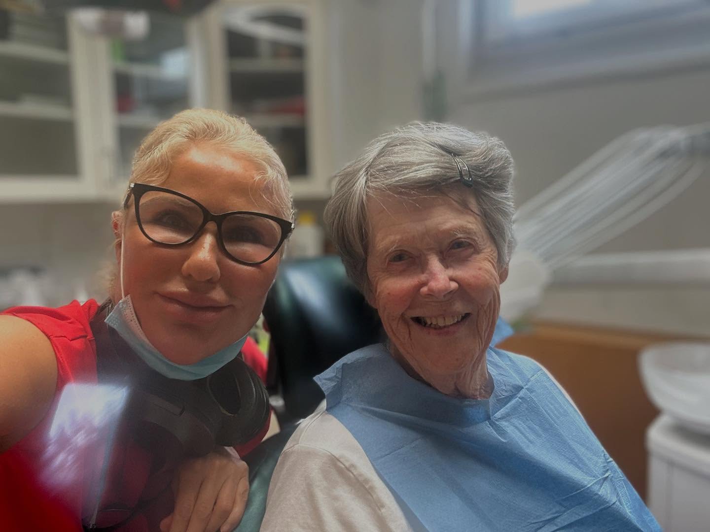 Tandläkare Dunya Lind med patient i behandlingsrummet på D-dental